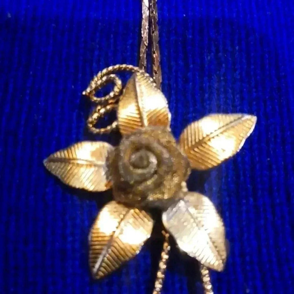 Beautiful flower charm necklace..unique  silver color..runs medium to large.. - Picture 4 of 4